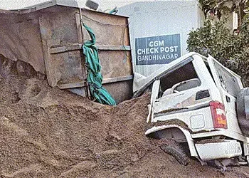 પીંપળજ પાસે ખાણ ખનીજની ચેકપોસ્ટ ઉપર જ રેતી ભરેલુ ડમ્પર પલટી ગયું! | A dumper full of sand overturned…