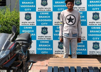 વડોદરાની દુકાનોમાંથી રોકડ-મોબાઇલ ચોરતો ગુનેગાર અને સગીર સાગરીત પકડાયા