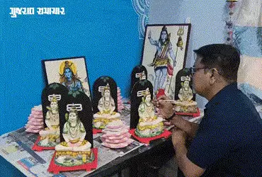 સુરત: મહાશિવરાત્રિએ શિવલિંગ પર ‘ઘીના કમળ’ ચઢાવવાનો અનોખો મહિમા, ભારે માગને કારણે કલાકારો વ્યસ્ત | Ma…