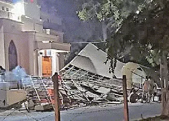 સરગાસણમાં સર્વિસ રોડને નડતર ધાર્મિક દબાણ પર બુલડોઝર ફર્યું | Bulldozers blocked service road in Sarg…