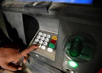 વડોદરાના હરણીના બસ સ્ટેન્ડ પરથી મુસાફરનું પાકીટ ચોરી ગઠીયાએ ATM કાર્ડમાંથી રૂ.40,000 ઉપાડી લીધા | th…