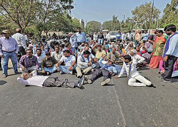 નડિયાદના જય પાટીલ આપઘાત કેસ : દલિત સમાજ દ્વારા કલેક્ટર કચેરી બહાર ચક્કાજામ | Nadiad Jay Patil suicid…