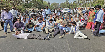 નડિયાદના જય પાટીલ આપઘાત કેસ : દલિત સમાજ દ્વારા કલેક્ટર કચેરી બહાર ચક્કાજામ | Nadiad Jay Patil suicid…