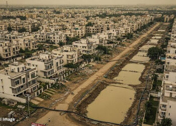 વટવામાં AMCનું અણઘડ આયોજન, અઢી-ત્રણ કરોડના બંગલા અને 30-40 લાખના ફ્લેટના ડ્રેનેજ કનેક્શન ગેરકાયદે! |…