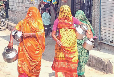 વઢવાણમાં ઉનાળા પહેલા પાણીનો કકળાટ શરૂ : 6 દિવસે પાણી વિતરણ કરતા લોકોને હાલાકી | Water shortage begin…