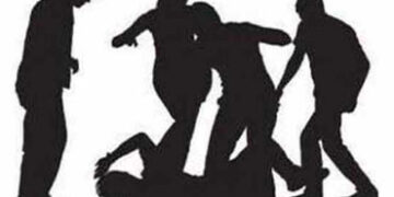 મોબાઇલમાં ગીત અને ફ્લેશલાઇટ બંધ કરવા બાબતે યુવાન પર હુમલો | Youth attacked for turning off music and…