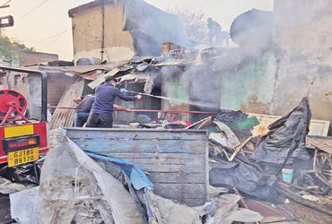 મકાનમાં આગ ભભૂકી ઉઠતા ઘરવખરી બળીને ખાખ, સદનસીબે જાનહાનિ નહીં | Fire breaks out in house completely b…