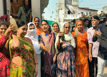 તાંદળજામાં દુષિત પાણીની સમસ્યા, રહીશોએ દૂષિત પાણી ભરેલી બોટલો દર્શાવી વિરોધ નોંધાવ્યો | Problem of c…