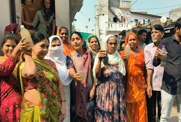 તાંદળજામાં દુષિત પાણીની સમસ્યા, રહીશોએ દૂષિત પાણી ભરેલી બોટલો દર્શાવી વિરોધ નોંધાવ્યો | Problem of c…