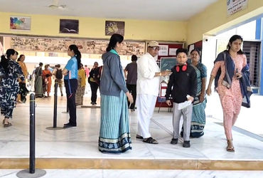 કેટલીક સ્કૂલોએ બોમ્બનો મેલ નહીં મળ્યો હોવા છતાં વિદ્યાર્થીઓને છોડી દીધા | bomb scare in schools of v…