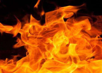 અલકાપુરીના પેટ્રોલપંપ પાસે કારમાં આગ લાગતાં ગભરાટ, ગાજરવાડીમાં ચશ્માના કારખાનામાં આગ | fire in car n…