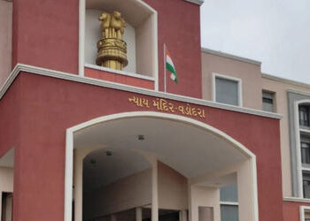 પોલીસ તંત્રને કામે લગાડવાનો કારસો? ગુજરાતમાં એક બાદ એક 4 કોર્ટને બોમ્બથી ઉડાવી દેવાની ધમકી | Bomb Th…