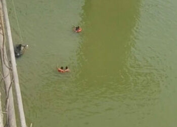 ગાંધીનગરમાં મોટો અકસ્માત: બ્રિજ પરથી રિક્ષા સાબરમતી નદીમાં ખાબકી, રિક્ષા ચાલકનું મોત | rickshaw fell…