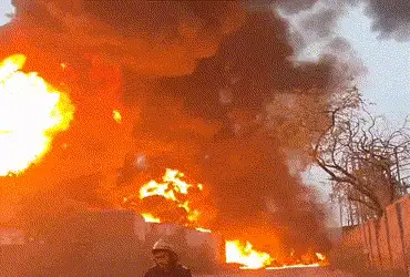 અમદાવાદના પીપળજમાં કેમિકલ ફેક્ટરીમાં વિકરાળ આગ બેકાબૂ, 100થી વધુ ફાયર જવાનો ઘટનાસ્થળે | fire breaks …