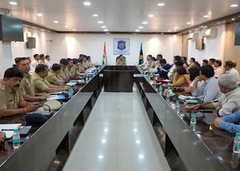 વડોદરા: SSC-HSC,CBSEની પરીક્ષા પૂર્વે બોમ્બ બ્લાસ્ટનો માહોલ, પોલીસ અને શાળા સંચાલકોની મીટીંગ | polic…