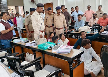 વડોદરા કોર્પોરેશનની સભામાં સભ્યોને બોલવાની સમય મર્યાદા મુદ્દે હોબાળો : કોંગ્રેસના સાત સભ્ય સસ્પેન્ડ,…