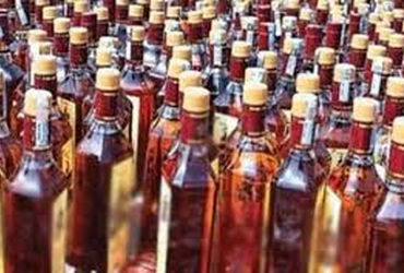 નિલમબાગ સર્કલ પાસેથી વિદેશી દારૂના જથ્થા સાથે 3 મહિલા ઝડપાઈ | 3 women arrested with foreign liquor n…