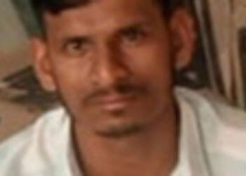 કેલનપુર પાસે પોલીસને જોઇ દારૃ ભરેલી ગાડી ભાગતા ઝાડ સાથે અથડાઇ | A car loaded with liquer crashed int…