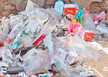 લીંબડી શહેરની એન.એમ.હાઇસ્કૂલ અને એચ.કે.કુમાર શાળા પાસે કચરના ઢગલા | Piles of garbage near N M High S…