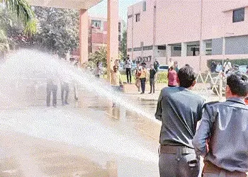 બજેટનો વિરોધ કરવા પહોંચેલા કોંગ્રેસના કાર્યકરો ઉપર પાણીનો મારો ચલાવાયો | Water cannons were used on …