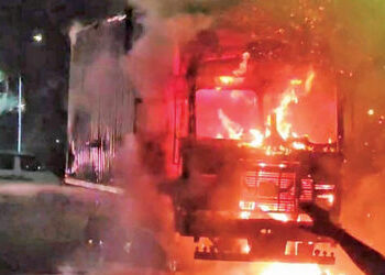 આણંદ નજીકના એક્ઝિટ પોઇન્ટ પાસે કન્ટેનરમાં આગ ભભૂકતા અફડાતફડી | Panic as container catches fire near …