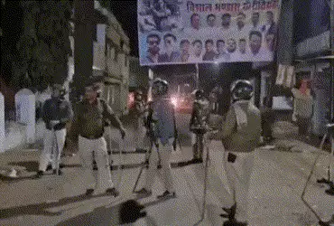 જબલપુરમાં મોડી રાતે બે જૂથ વચ્ચે હિંસા, ભારે પથ્થરમારો-તોડફોડ બાદ પોલીસ કાફલો ખડકાયો | Communal Tens…