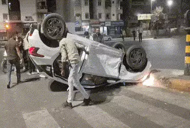 અમદાવાદના નવા વાડજમાં બે કાર વચ્ચે ગમખ્વાર અકસ્માત, ટક્કર બાદ કાર પલટી મારી ગઈ | Car Accident Near N…