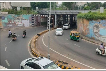 અમદાવાદ શહેરમાં એક કિલોમીટરનો રોડ બનાવવાનો ખર્ચ 4 કરોડથી 24 કરોડ! પ્રજાના પૈસાનો ધૂમાડો | AMC Under …