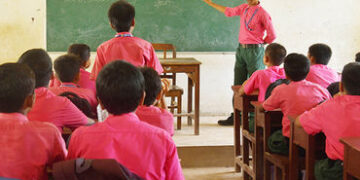 ગુજરાતમાં શિક્ષણની અવદશા ઉજાગર, નર્મદા જિલ્લામાં 145 શાળાઓમાં એક જ શિક્ષક | narmada district educati…