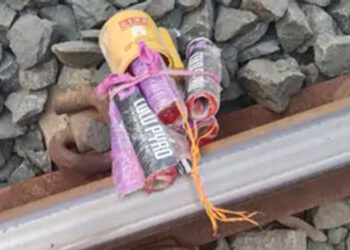 વડોદરામાં સ્કૂલ-કોર્ટ બાદ હવે રેલવે તંત્ર દોડતું થયુંઃ અનગઢના રેલવે ટ્રેક પરથી વિસ્ફોટક મળતાં દોડધામ…