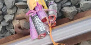 વડોદરામાં સ્કૂલ-કોર્ટ બાદ હવે રેલવે તંત્ર દોડતું થયુંઃ અનગઢના રેલવે ટ્રેક પરથી વિસ્ફોટક મળતાં દોડધામ…