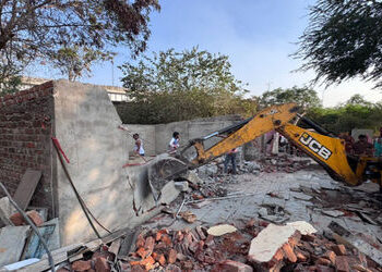 ખોડીયાર નગર અને સનફાર્મા રોડ ખાતે ગેરકાયદે દબાણો દૂર કરાયા | Illegal encroachments removed at Khodiy…