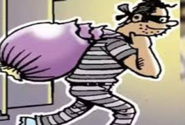 વાહનની ડેકી તોડીને રોકડા રૃા. ૪.૩૨ લાખ ચોરી કરી | Iwe ükükün 4 32 lakh moni ra soläni seni skuter