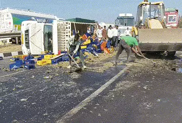 જામનગર-ખંભાળિયા હાઇવે પર ઠંડા પીણાની બોટલો ભરેલો ટેમ્પો પલટ્યો, રસ્તા પર કાચના ટુકડા વેરવિખેર | Temp…