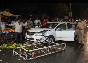 સમા રોડ પર નશેબાજ કારચાલકનો આતંક: બેકાબૂ કાર લારીવાળાને ટક્કર મારી બેરિકેડ તોડી માટીના ઢગલા પર ચઢી ગ…