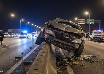 વડોદરા: રિફાઇનરી રોડ પર નશેબાજ કારચાલકે ડિવાઇડર પર કાર ચઢાવી દીધી | Drunk Driver Crashes Car into Di…