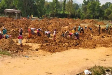 5 વર્ષમાં મનરેગામાં 9.58 લાખ મજૂરોની સંખ્યા ઘટી ગઇ, 120 દિવસ રોજીનો વાયદો ખોટો ઠર્યો | MGNREGA Workf…