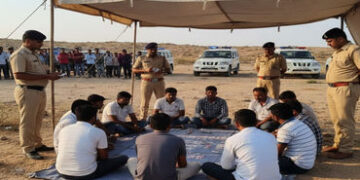 જામનગર નજીક ફલ્લા ગામમાં ચલણી નોટોના આંકડા ઉપર જુગાર રમી રહેલા 10 શખ્સો પકડાયા | 10 people caught ga…