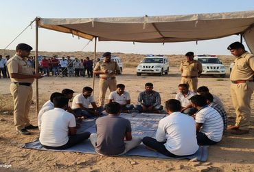 જામનગર નજીક ફલ્લા ગામમાં ચલણી નોટોના આંકડા ઉપર જુગાર રમી રહેલા 10 શખ્સો પકડાયા | 10 people caught ga…