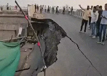 VIDEO : 400 કરોડના ખર્ચે બનેલો બ્રિજ 4 વર્ષમાં ધરાશાયી, MPમાં ભાજપના ભ્રષ્ટાચારની પોલ ખુલી | MP NH 4…