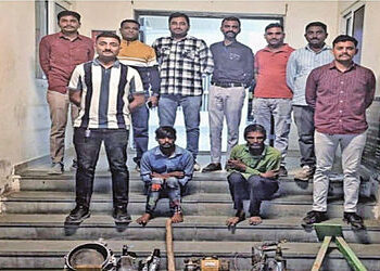 ઘરફોડ ચોરી કરનાર 2 શખ્સ સચાણા ગામ પાસેથી ઝડપાયા | 2 burglars arrested near Sachana village