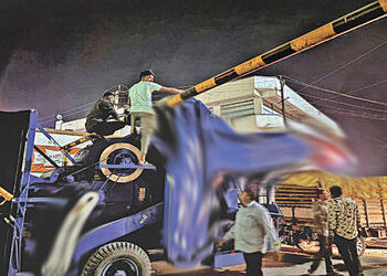 થાન ઓવરબ્રિજ પર હાઇટગેજમાં થ્રેશર મશીન ફસાતાં ટ્રાફિકજામ | Traffic jam on Thane Overbridge after thr…