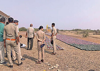 સયાલામાં રૃપિયા 5.10 કરોડના દારૃના જથ્થા પર બુલડોઝર ફર્યું | Bulldozer runs over liquor worth Rs 5 1…