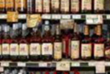 પોલીસને જોઇને દારૃ ભરેલા બે બોક્સ ફેંકીને આરોપીઓ ફરાર | The accused fled after throwing two boxes fu…