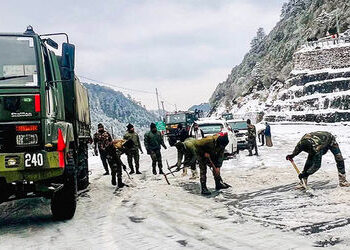 દેશમાં વિચિત્ર વાતાવરણ : ગરમી, વરસાદ અને બરફવર્ષા : શ્રીનગરમાં 21 ડિગ્રીનો 135 વર્ષનો રેકોર્ડ | Stra…