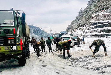 દેશમાં વિચિત્ર વાતાવરણ : ગરમી, વરસાદ અને બરફવર્ષા : શ્રીનગરમાં 21 ડિગ્રીનો 135 વર્ષનો રેકોર્ડ | Stra…