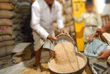 વડોદરા શહેર અને જિલ્લાના 13 લાખ લોકો સરકારી અનાજ પર નિર્ભર | 13 lakh people of Vadodara city and dis…