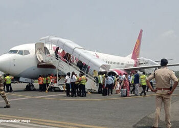 વધુ એક વિમાનનું એન્જિન ફેઈલ! દિલ્હી એરપોર્ટ પર સ્પાઈસ જેટની ફ્લાઈટનું ઈમરજન્સી લેન્ડિંગ | SpiceJet F…