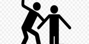 લીંબડીમાં યુવાન પર 3 શખ્સનો લાકડી વડે હુમલો | 3 men attack young man with stick in Limbdi