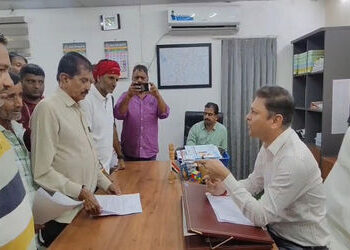 બાવળામાં મંજૂરી વગર વીજ પોલ નાખવા મુદ્દે ખેડૂતોનો હલ્લાબોલ | Farmers’ uproar over installation of el…